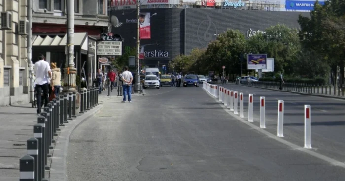 Administraţia Străzilor a pornit un proiect pilot prin care transportul în comun este separat de trafic pe o bandă, prin stâlpi albi FOTO b365.ro