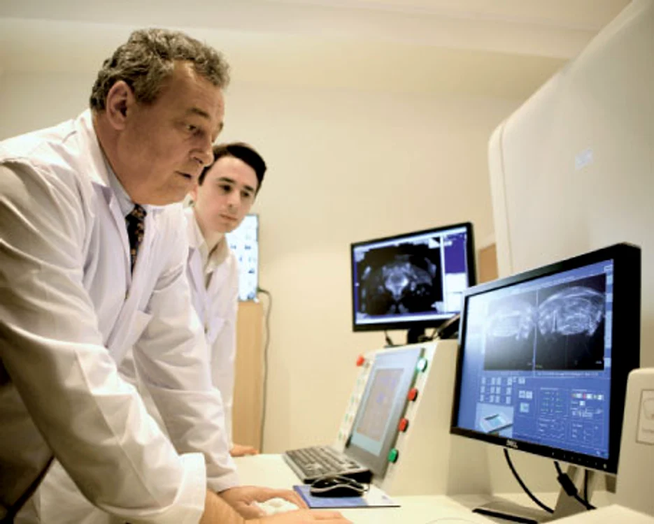 Computerul analizează zona pe care acţionează ultrasunetele