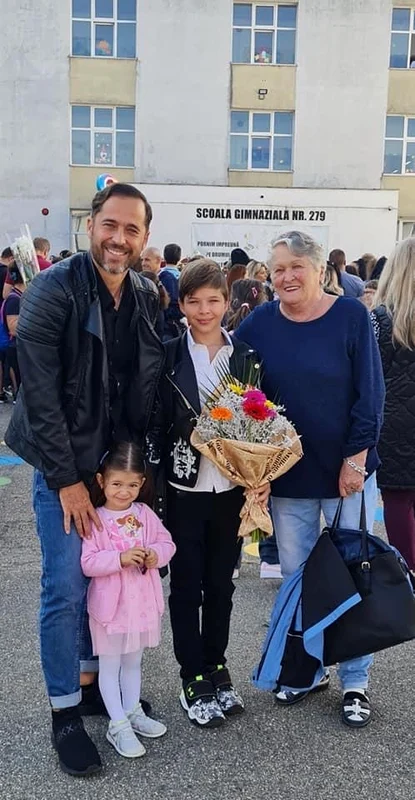 Dinu Maxer și mama lui, alături de copii, în prima zi de școală a fiului 