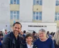 Dinu Maxer și mama lui, alături de copii, în prima zi de școală a fiului 
