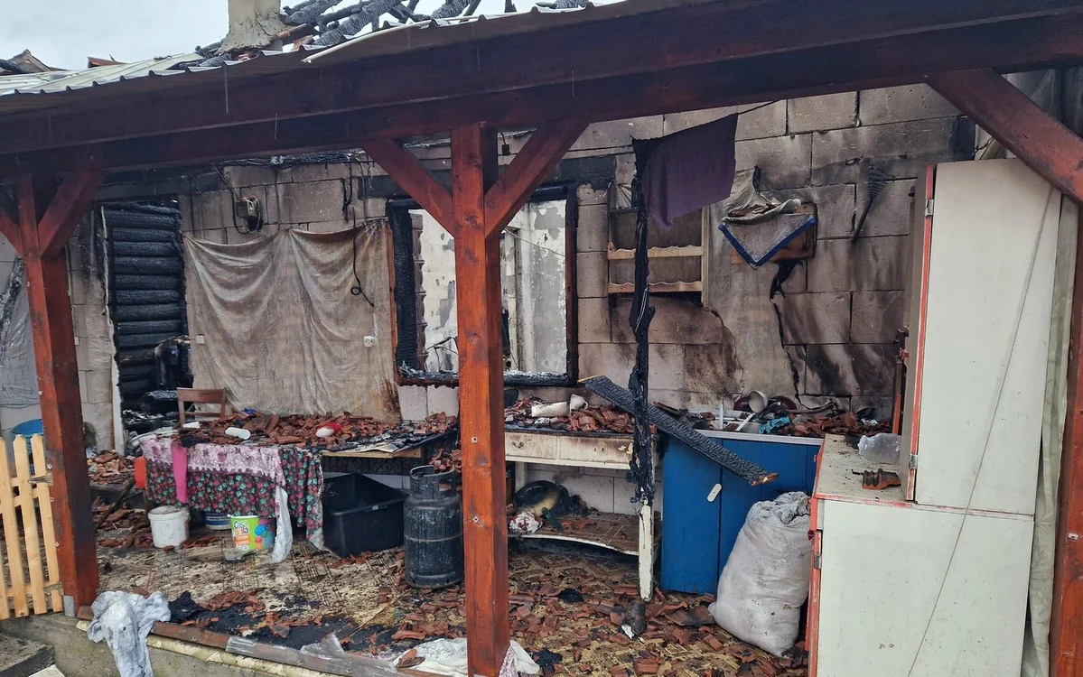 Casă distrusă de un incendiu. Foto: Flavius Dilertea