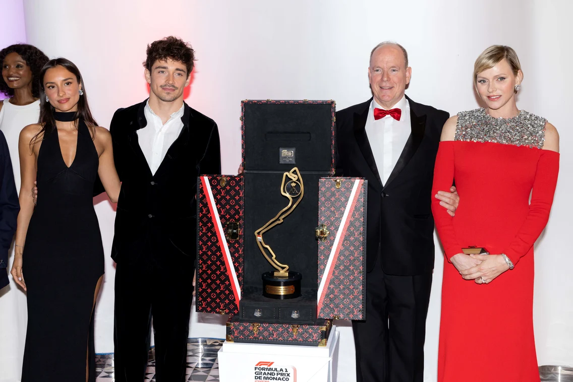 Prințul Albert și Prințesa Charlene, alături de câștigătorul cursei de F1 de la Monaco