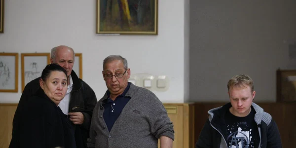 Lucia Seifert (stanga) si Petru Jurj (dreapta) pe holurile tribunalului