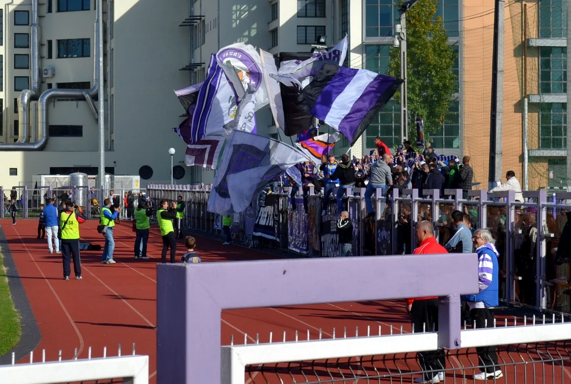 Fanii alb-violeţi care dau culoare Ligii a 4-a. FOTO: Vali Silaghi