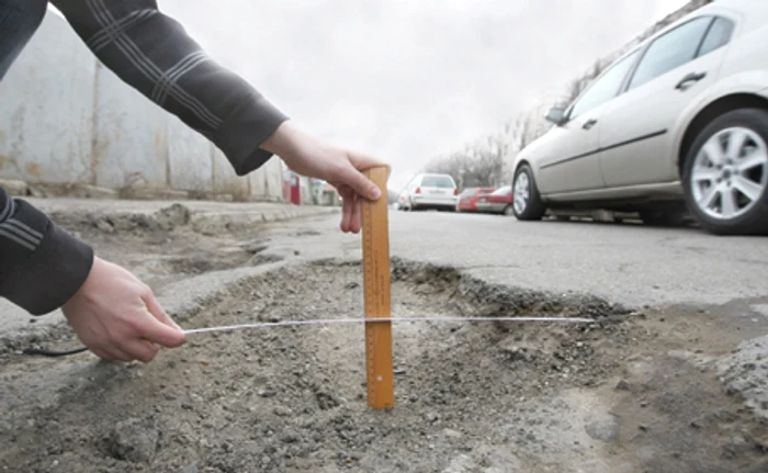 Şoferii care ajung pe Şoseaua Naţională trebuie să ocolească un crater lung de 2 metri lungime şi adânc de 12 centimetri