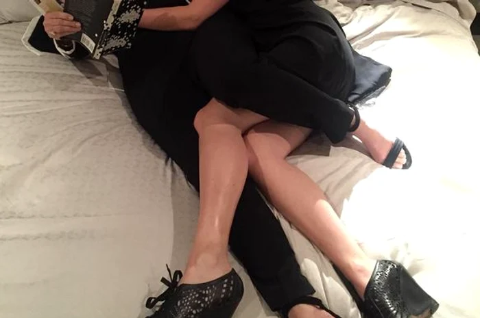 Jennifer Lawrence (25 de ani) și Kris Jenner (59 de ani), în pat la petrecerea de ziua de naștere a lui Jenniferfoto: Arhiva Personală