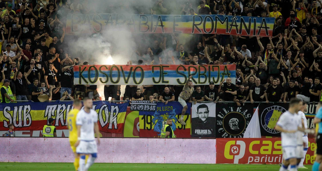 Jucătorii din Kosovo au părăsit terenul din cauza bannerului afișat de români. Foto Inquam