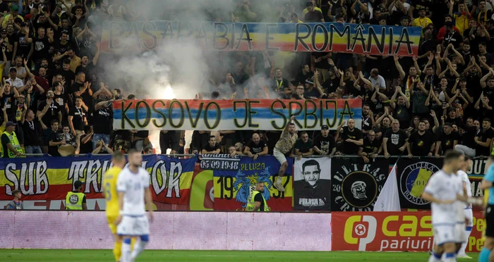 Jucătorii din Kosovo au părăsit terenul din cauza bannerului afișat de români. Foto Inquam
