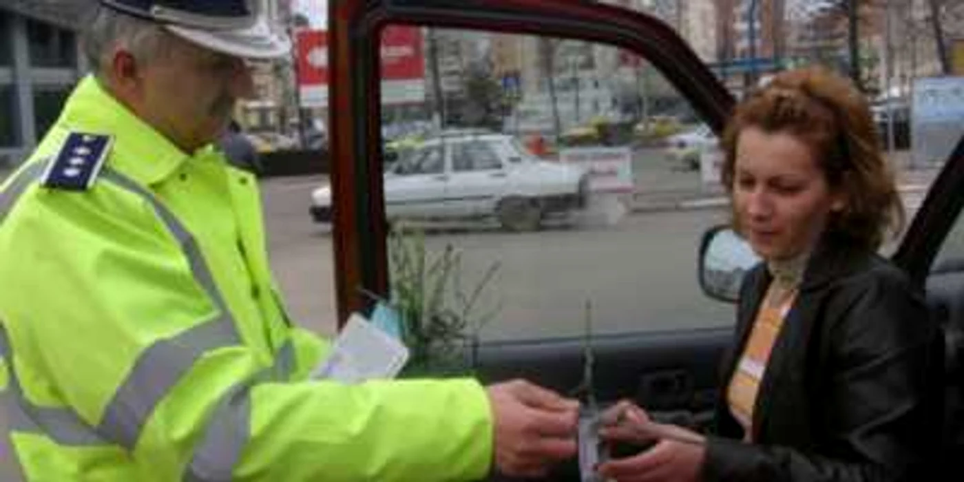 Poliţiştii le-au amendat pe şoferiţe cu flori şi felicitări
