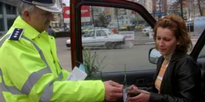 Poliţiştii le-au amendat pe şoferiţe cu flori şi felicitări