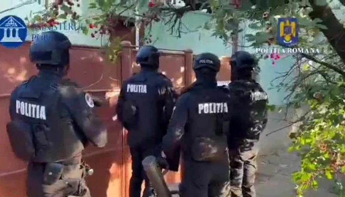 Au avut loc percheziții FOTO captură video Poliția Română 