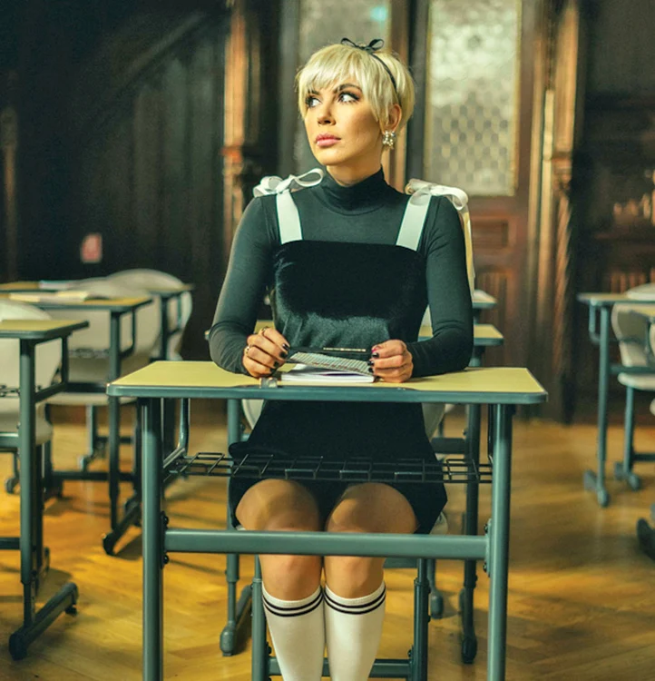 
    Sore a filmat  într-o şcoală   