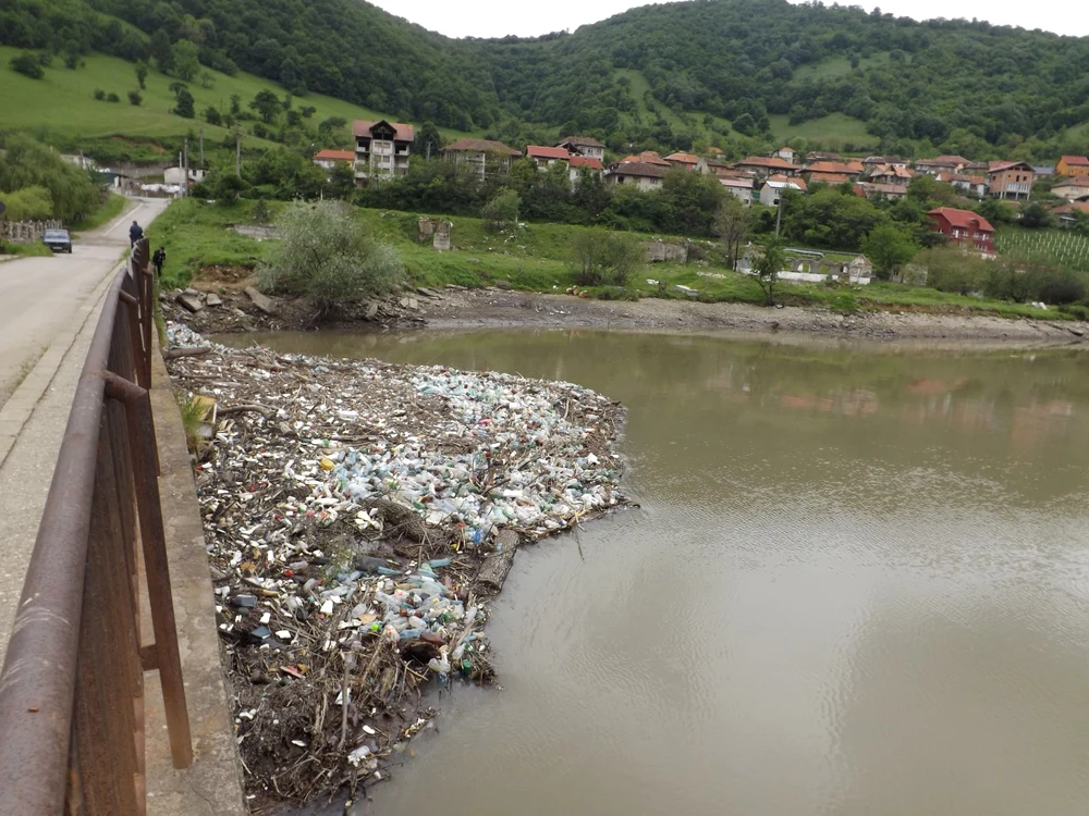 Gunoaie la barajul de pe Cerna la Orşova FOTO Corina Macavei