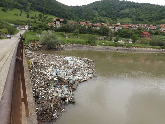Gunoaie la barajul de pe Cerna la Orşova FOTO Corina Macavei