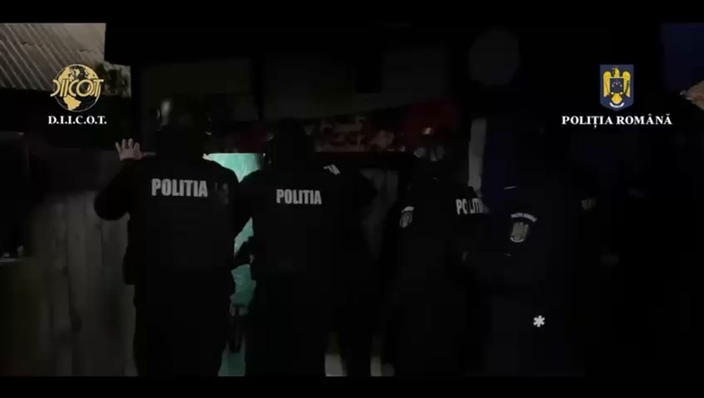 Adolescentă de 15 ani, obligată să se prostitueze chiar de mama ei în hoteluri din zona centrală a Capitalei. Șase persoane au fost reținute 