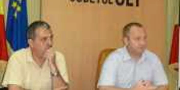 Prefectul de Olt, Eugen Ionică (dr.) şi şeful cancelariei, Dan Stoichicescu (stg.), au ţinut presa pe "Hold On" în ultimele trei zile