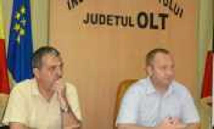 Prefectul de Olt, Eugen Ionică (dr.) şi şeful cancelariei, Dan Stoichicescu (stg.), au ţinut presa pe "Hold On" în ultimele trei zile