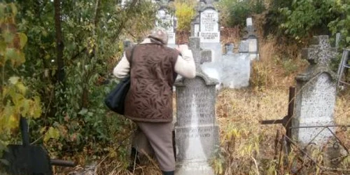 Aşa calcă oamenii pe morţi când vor să ajungă la mormintele rudelor