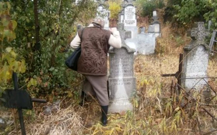 Aşa calcă oamenii pe morţi când vor să ajungă la mormintele rudelor