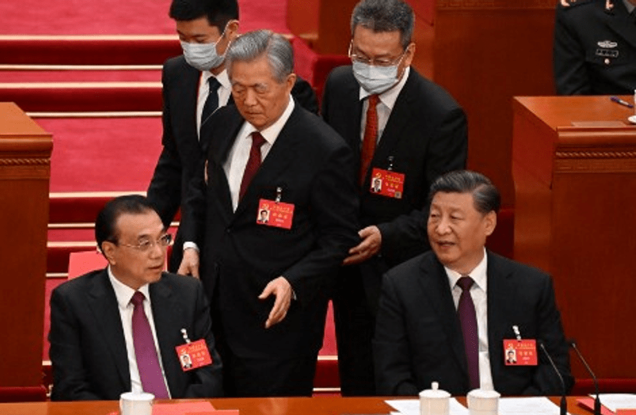 VIDEO Fostul preşedinte Hu Jintao, escortat afară de la ceremonia de închidere a Congresului PCC, nu se simţea bine (media chineze)