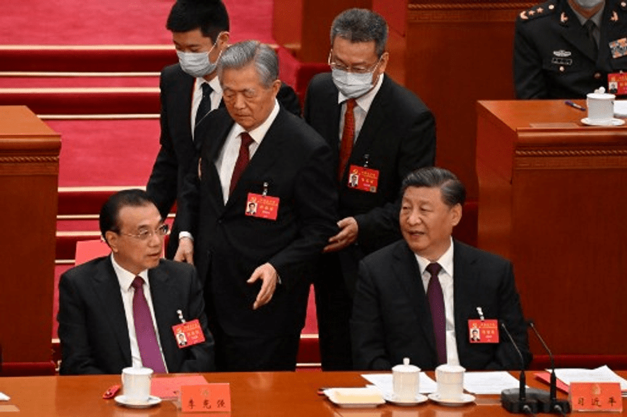 Fostul preşedinte chinez Hu Jintao, escortat spre ieşire în timpul închiderii congresului Partidului Comunist Chinez