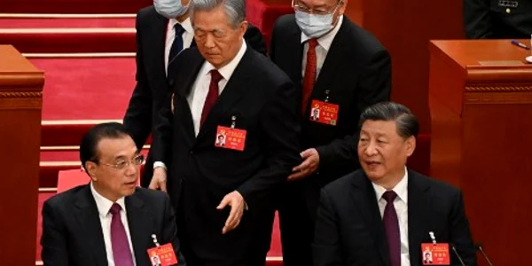 Hu Jintao escortat spre ieşire în timpul închiderii congresului Partidului Comunist Chinez AFP