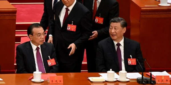 Hu Jintao escortat spre ieşire în timpul închiderii congresului Partidului Comunist Chinez AFP