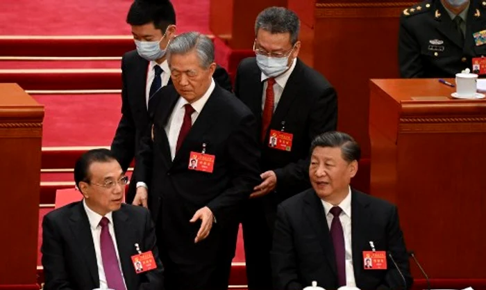 Hu Jintao escortat spre ieşire în timpul închiderii congresului Partidului Comunist Chinez. FOTO AFP