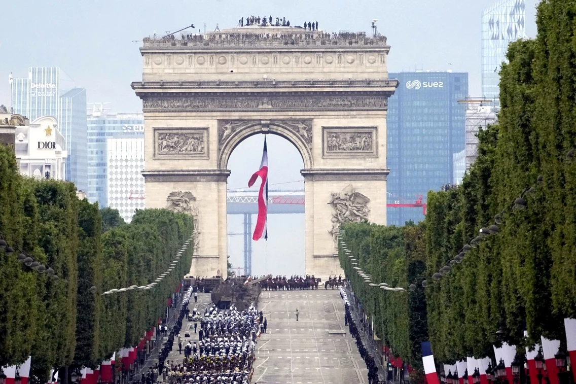 Ziua Naţională a Franţei Tradiţionala paradă revine pe Champs-Élysées după un an de pauză din cauza pandemiei. FOTO EPA-EFE
