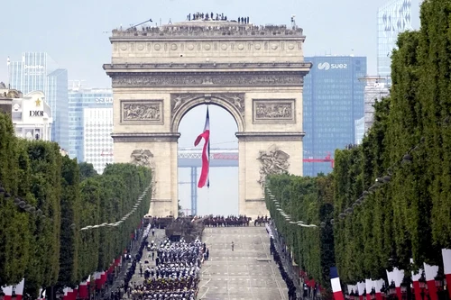 Ziua Naţională a Franţei Tradiţionala paradă revine pe Champs-Élysées după un an de pauză din cauza pandemiei. FOTO EPA-EFE