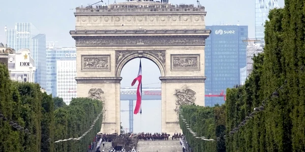 Ziua Naţională a Franţei Tradiţionala paradă revine pe Champs-Élysées după un an de pauză din cauza pandemiei. FOTO EPA-EFE