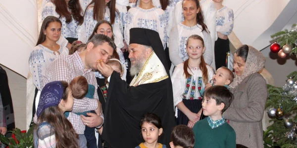 Momentul decernării distincţiei arhiepiscopale la Galaţi FOTO Costiuc Petrică