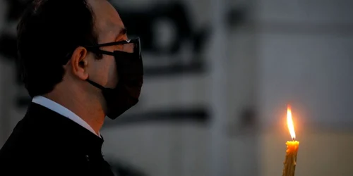 Preoţi şi voluntari merg si oferă oamenilor lumină