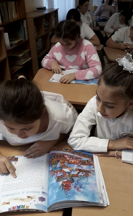 Copiii citesc o dată pe săptămână alături de bibliotecare FOTO: arhiva Vera Grigorescu