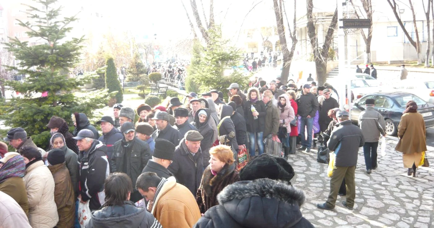 Coada pentru agiasmă: de la catedrală până la teatru