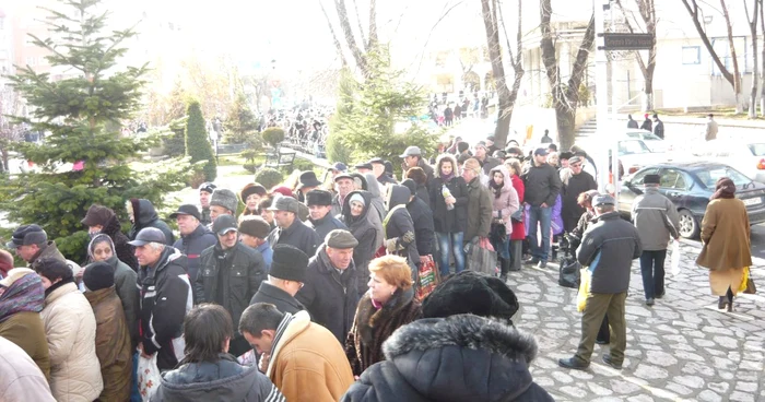 Coada pentru agiasmă: de la catedrală până la teatru