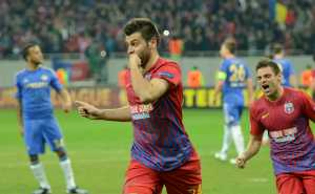 Steliştii se bucură după golul marcat din penalty de Raul Rusescu FOTO Adrian Pogîngeanu