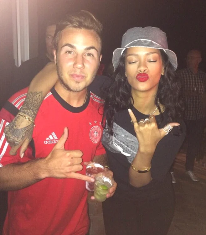 Rihana n-a ratat nici fotografierea cu eroul finalei, Mario Goetze