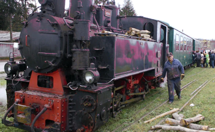 Locomotivele cu aburi au ajuns obiecte de trafic, cu ajutorul unor angajaţi ai Direcţiei de Cultură a judeţului