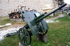 Tun Škoda fabricat în perioada interbelică, expus la Muzeul Militar din Belgrad (© Wikimedia Commons)