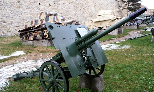Tun Škoda fabricat în perioada interbelică, expus la Muzeul Militar din Belgrad (© Wikimedia Commons)