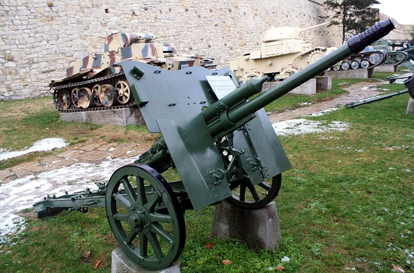 Tun Škoda fabricat în perioada interbelică, expus la Muzeul Militar din Belgrad (© Wikimedia Commons)