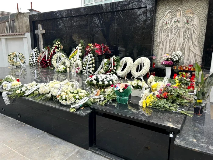 Cavoul, plin de coroane, după funeraliile secrete. foto: Click!