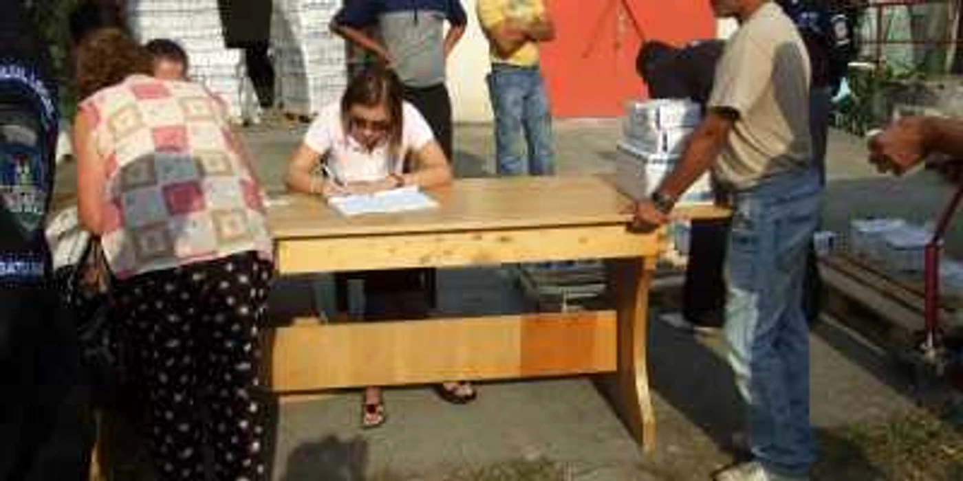 Zahărul se împarte la sediul Cantinei de Ajutor Social