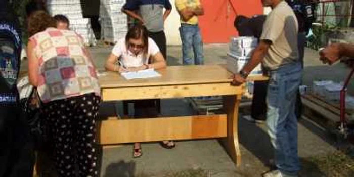 Zahărul se împarte la sediul Cantinei de Ajutor Social