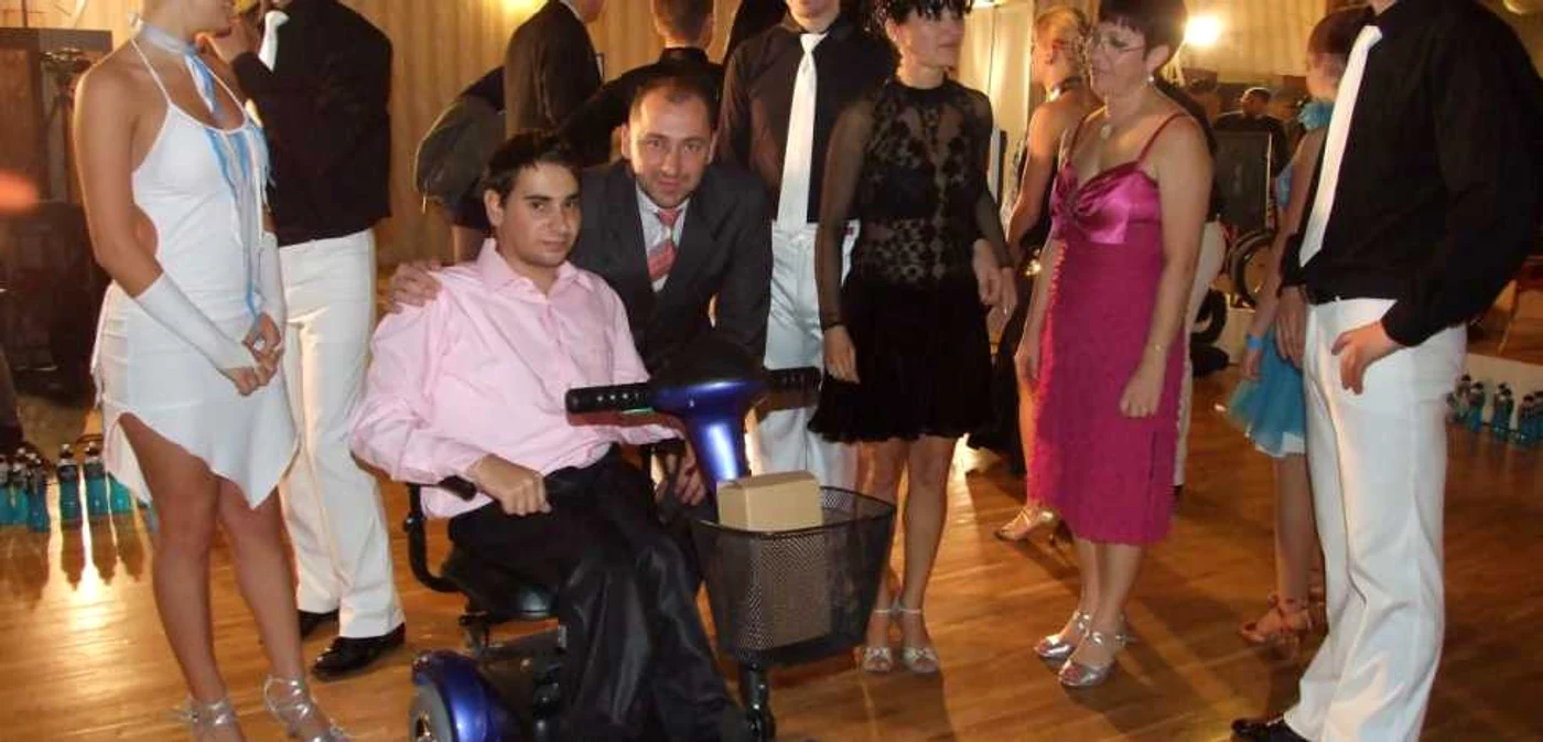 În decembrie 2009 16 dansatori au dansat timp de 4 ore pentru Adrian Cherecheş