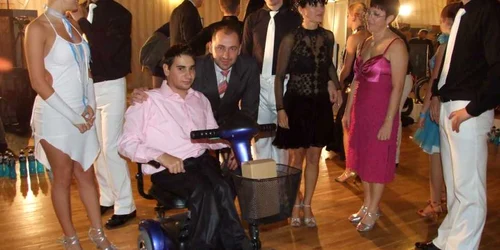 În decembrie 2009 16 dansatori au dansat timp de 4 ore pentru Adrian Cherecheş