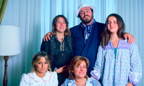 Pavarotti, în 1981, împreună cu prima soție, Adua Veroni (jos, în dreapta) și cele trei fete ale cuplului: Lorenza (jos, în stânga), Cristina (sus, în stânga) și mezina Giuliana  jpeg