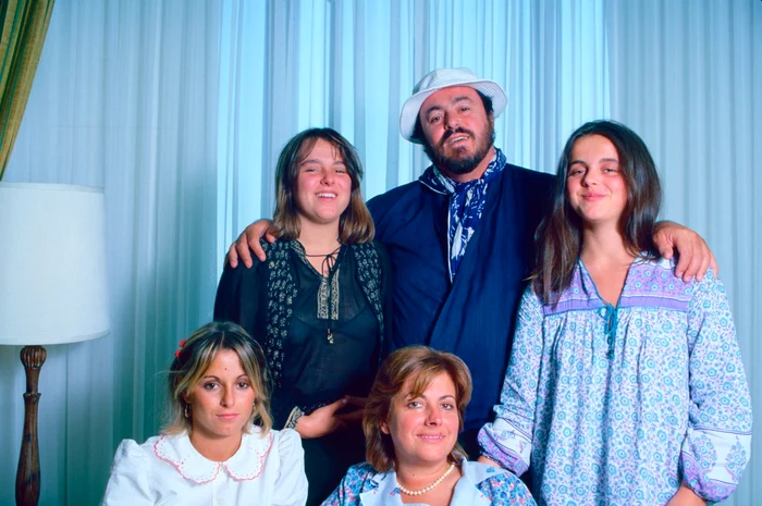 Pavarotti, în 1981, împreună cu prima soție, Adua Veroni (jos, în dreapta) și cele trei fete ale cuplului: Lorenza (jos, în stânga), Cristina (sus, în stânga) și mezina Giuliana 