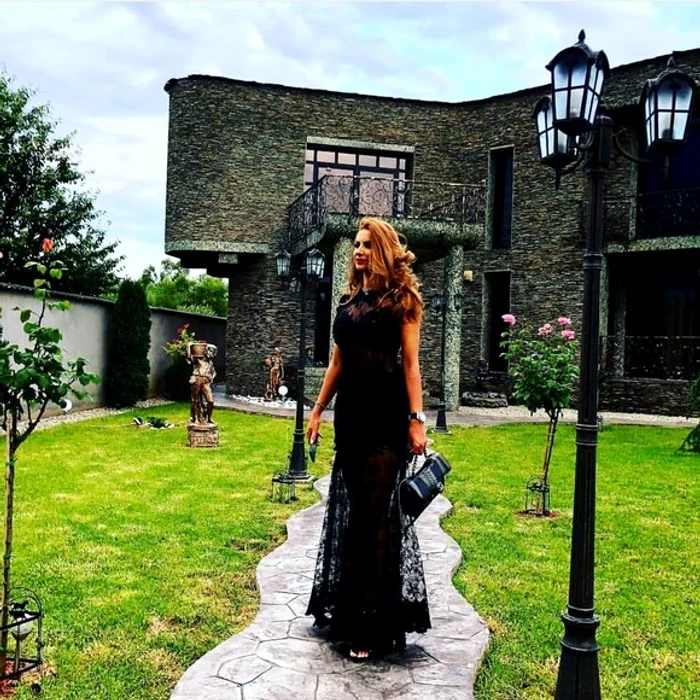 Gorjeanca, în faţa vilei pe care şi-a ridicat-o în comuna Scoarţa